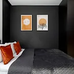 Air Conditioned In With Desk And Parking By Renters 아파트 제수프