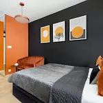 Air Conditioned In With Desk And Parking By Renters *