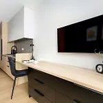 Air Conditioned In With Desk And Parking By Renters * 제수프