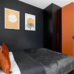 Air Conditioned In With Desk And Parking By Renters