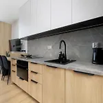 Air Conditioned In With Desk And Parking By Renters 아파트