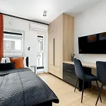 Air Conditioned In With Desk And Parking By Renters 아파트 *