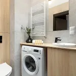 Air Conditioned In With Desk And Parking By Renters 아파트