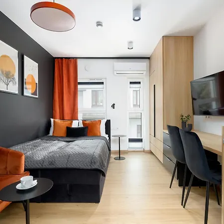 Air Conditioned In With Desk And Parking By Renters 아파트 제수프